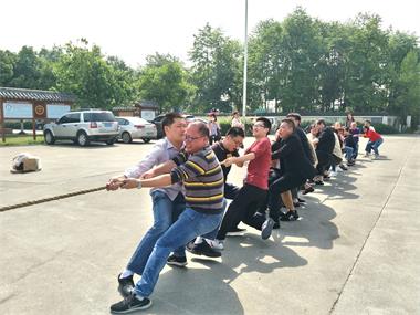 勞動(dòng)最美、團(tuán)結(jié)拼搏”拔河比賽