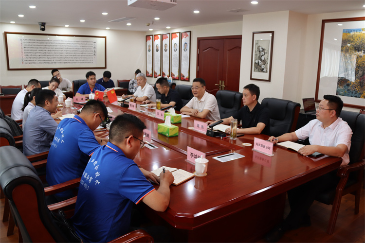 鄧華會見蒙牛集團(tuán)常溫營銷中心、成都天杰有機(jī)農(nóng)業(yè)發(fā)展有限公司相關(guān)負(fù)責(zé)人一行