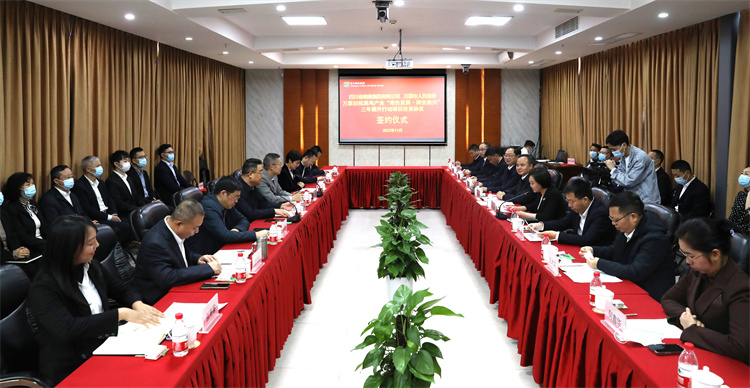 集團(tuán)公司與萬(wàn)源市人民政府正式簽訂《萬(wàn)源舊院黑雞產(chǎn)業(yè)“綠色發(fā)展、種業(yè)振興”三年提升行動(dòng)項(xiàng)目投資協(xié)議》